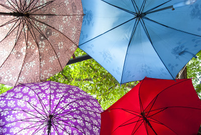 挂着五颜六色的雨伞