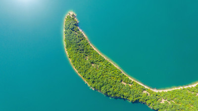 瓦查大坝周围的青山鸟瞰图。