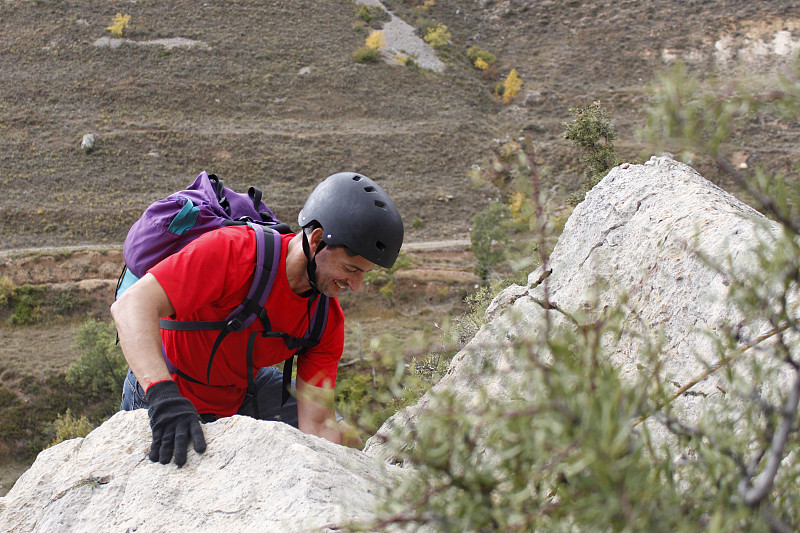 一群登山运动员正在进行via ferrata