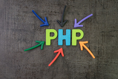 PHP是现代编程语言，用于软件开发或应用程序的概念，多色箭头指向字PHP的黑色水泥黑板墙的中心