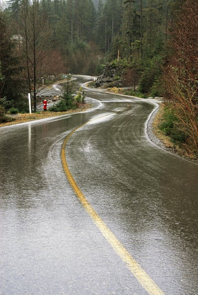 下雨的路上
