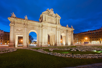 阿尔卡拉门(Puerta de Alcala)是马德里市的一个古老的门，西班牙。那是来自法国、阿拉贡