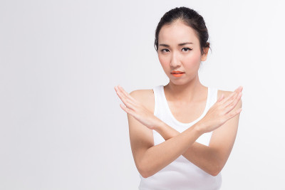 亚洲女性的手没有停止的手势和寻找复印空间的东西