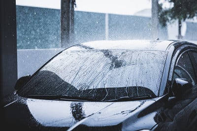 大雨落在车顶上。雨天开车，小心驾驶。