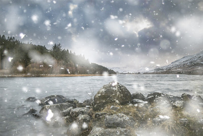 美丽的冬季景观图片在斯诺登尼亚国家公园与雪山在暴风雪的背景