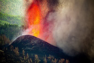 火山爆发在森林附近的自然
