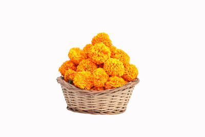 竹篮里的橙色万寿菊花，称为Puja Phool Ki Tokri或Dalia，用于装饰和在节日期间向