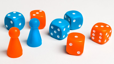 棋子和棋盘游戏的彩色骰子