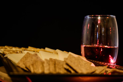 奶酪和饼干板与葡萄酒在玻璃杯