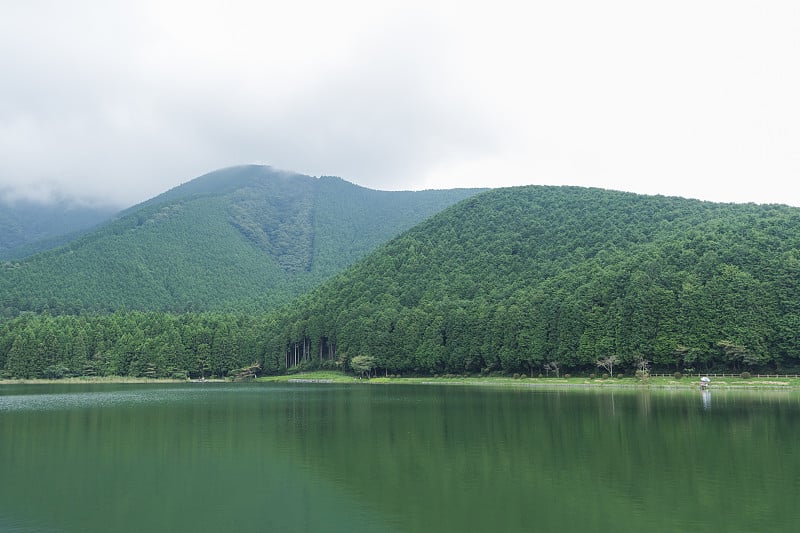 湖和山景山梨县，日本。