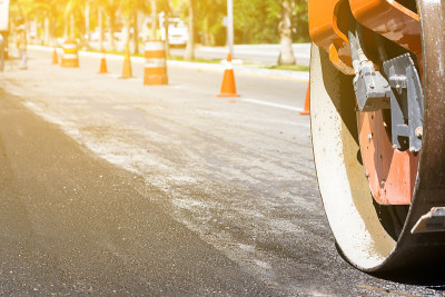 道路施工过程中的压路机