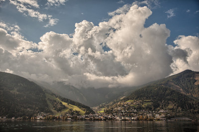 美丽的秋天颜色在Zel am See，奥地利