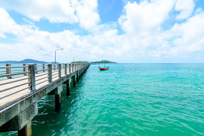 海滩上美丽的波浪