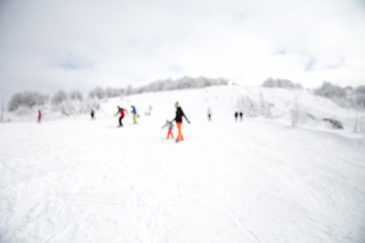 全家去山上滑雪。