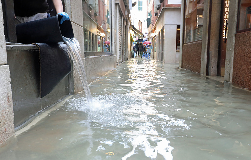 威尼斯的大街在意大利语中叫做CALLE，水位很高