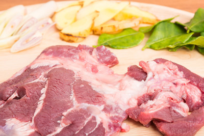 新鲜的生牛肉片