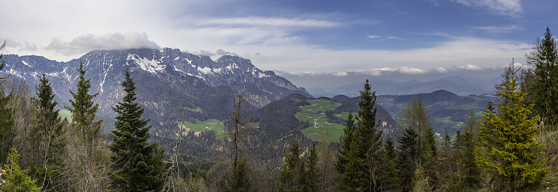 Untersberg的全景贝希特斯加登山在夏天在多风多云的天气和阳光。