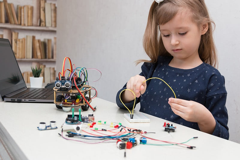 女孩和arduino机器人。