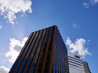 具有垂直线条外观的高层建筑