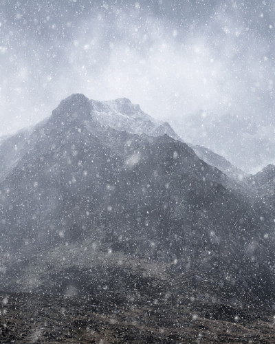 令人震惊的，情绪化的，戏剧性的冬季景观图片，积雪覆盖的Y Garn山在斯诺登尼亚