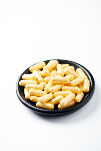 辅酶Q10的胶囊。健康膳食补充的概念。白色背景。关闭了。