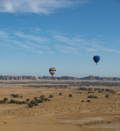 2020年1月3日，在冬季的坦托拉节上，热气球飞过Al Ula附近的Mada'in Saleh (H