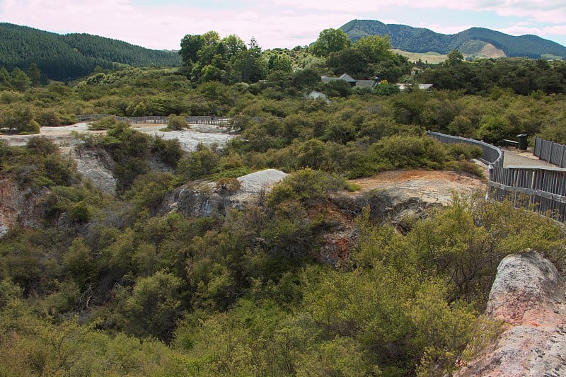 新西兰北岛怀卡托地区怀奥塔普热仙境的火山口