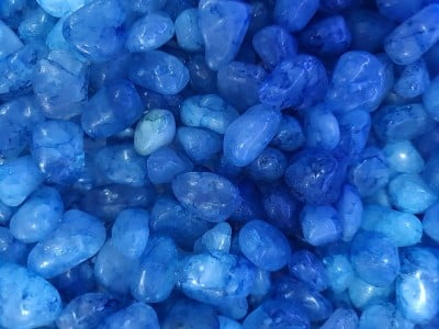 关闭许多蓝色石英球，全屏，俯视图。
