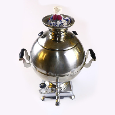 茶炊，俄罗斯国家纪念品和俄罗斯民间仪式娃娃的白色背景