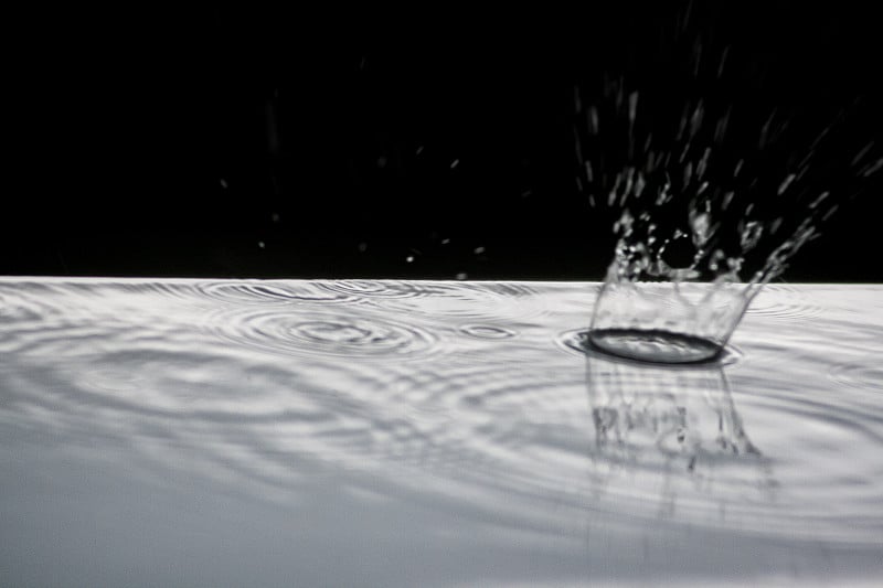 雨滴掉进水坑的宏观视图