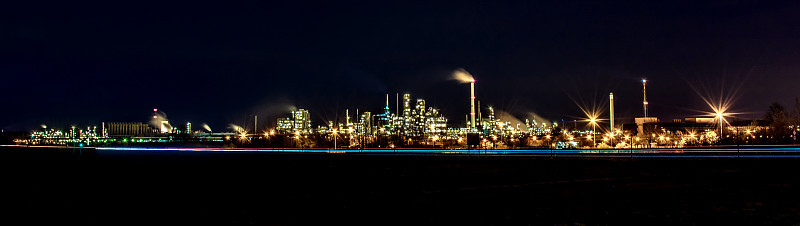 巨大的工业厂房夜景