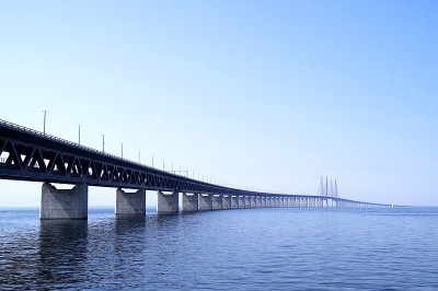 桥Öresundsbron，瑞典视角，Malmö(马尔默)英文叫厄勒桑德桥，有时也叫厄勒桑德桥。从瑞