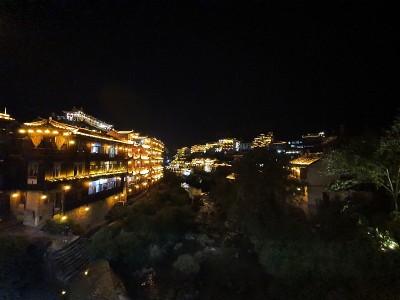 芙蓉古镇夜间灯火通明。