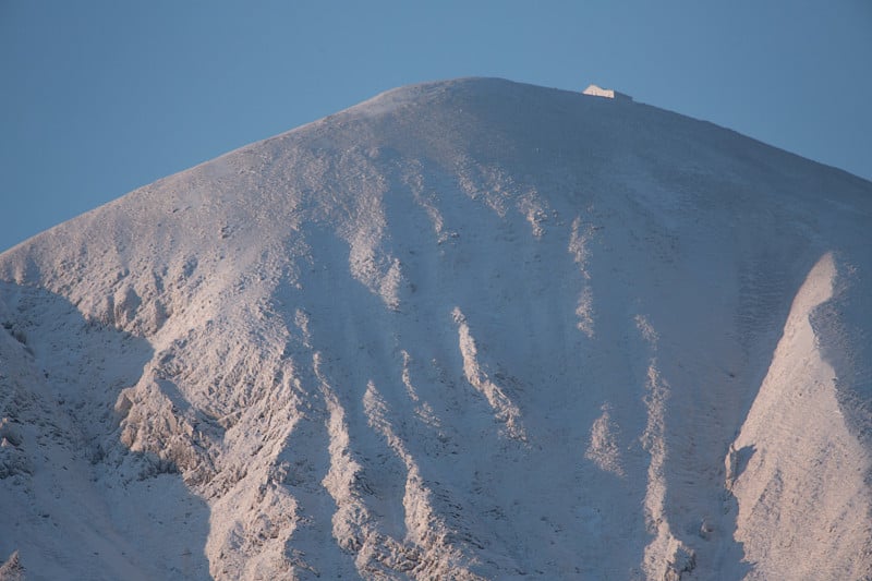 阳光照在克罗·帕特里克雪峰上