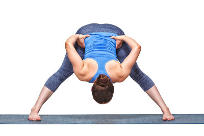 运动健康的女人做瑜伽体式Prasarita padadottanasana B