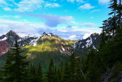 山峰，云和山谷