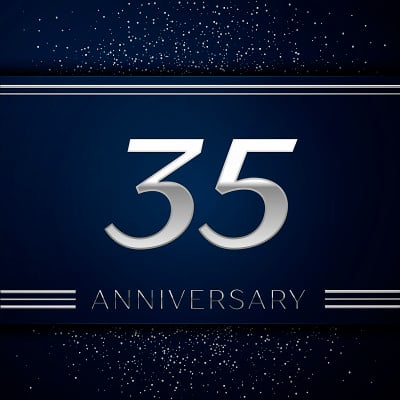 现实三十五周年庆典。蓝色背景上的银色数字和银色纸屑。彩色矢量模板元素为您的生日派对