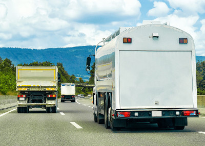 在瑞士日内瓦的公路上行驶的卡车