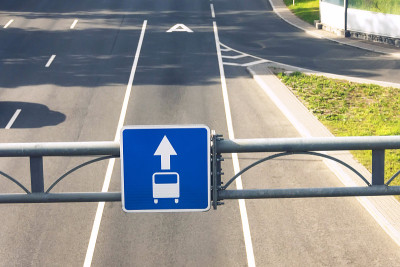公共汽车、公共交通专用车道。高速公路和路标。