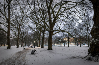 雪绿公园的夜晚，英国伦敦