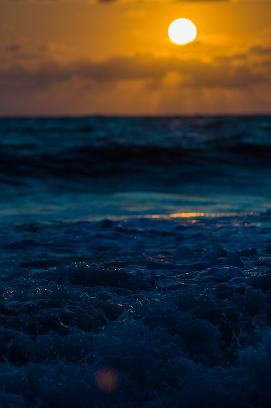 卵石滩上惊人的海上日落，太阳，海浪，云彩