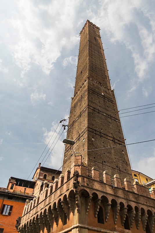 Torre Garisenda 和 Degli Asinelli 塔