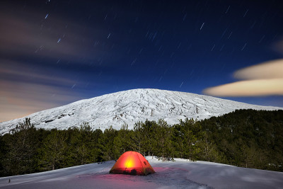 冬季埃特纳火山下的发光帐篷