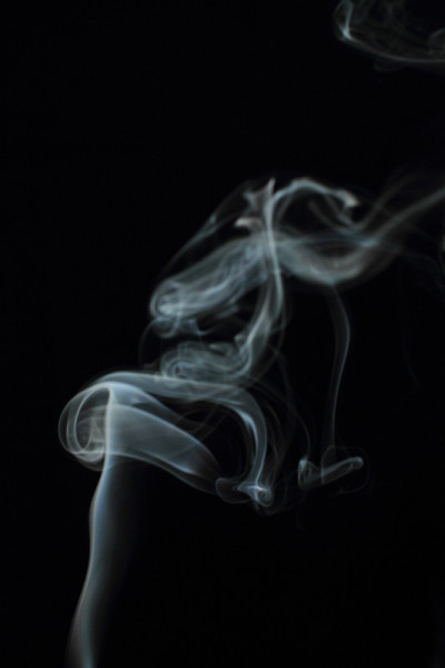 黑色背景上的白色烟雾纹理