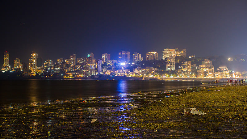 从印度孟买的海滨大道看孟买的夜景