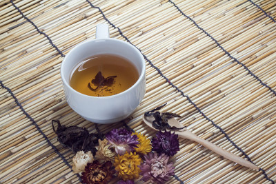 一杯热茶在日本木垫子的背景上