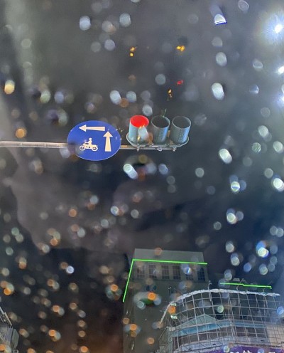 雨滴落在车窗上