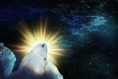 观看夜晚星空与北极光和一个上升的明亮的星星通过冰的山峰，插图。