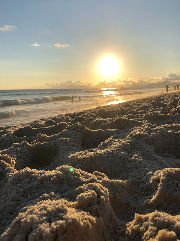 巴西里约热内卢Barra da Tijuca海滩的日落。平静的海浪