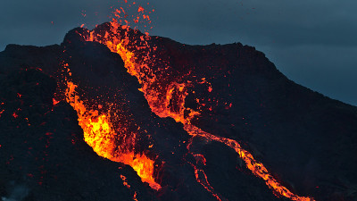 这是冰岛雷克雅内斯法格达尔斯jall山附近的吉尔丁达里尔山谷火山爆发的令人叹为观止的特写镜头，Gri